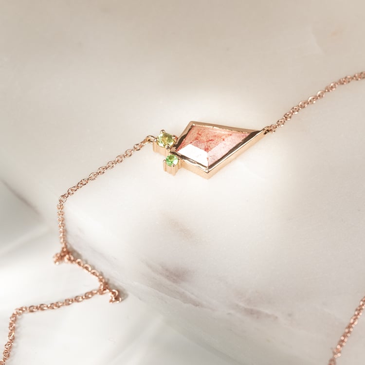 Náhrdelník s jahodovým achátem, olivínem a tsavorit granátem Milly 135321