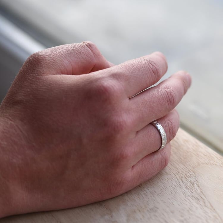 Snubní prsten ze zlata s rýhami 52666