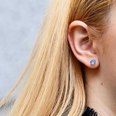 Zlaté náušnice s okrouhlými tanzanity