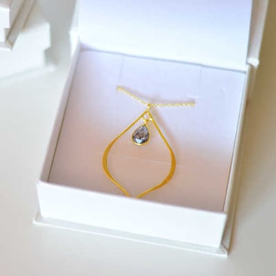 Pozlacený náhrdelník a quartzem