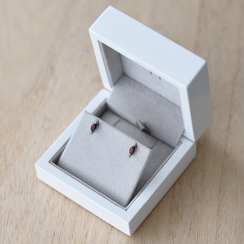 Minimalistické stříbrné náušnice s granáty Andine