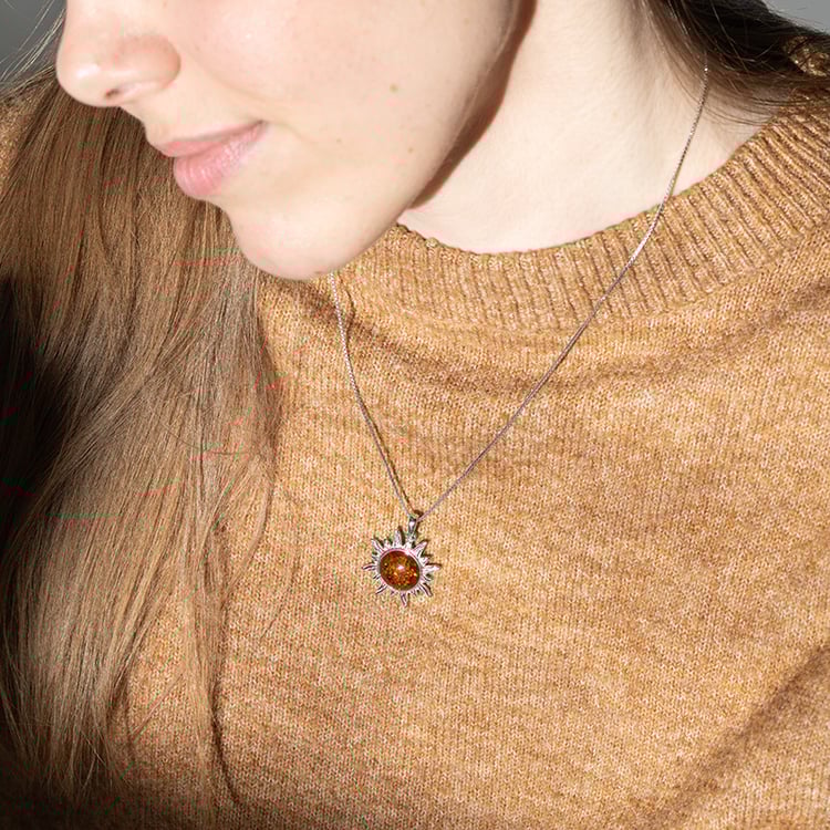 Stříbrný jantarový přívěsek ve tvaru slunce 150895