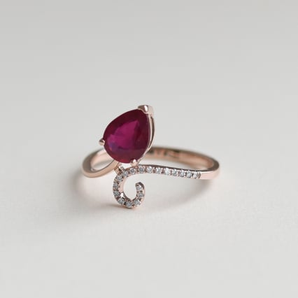 Originální zásnubní prsten s rubínem a diamanty Cael