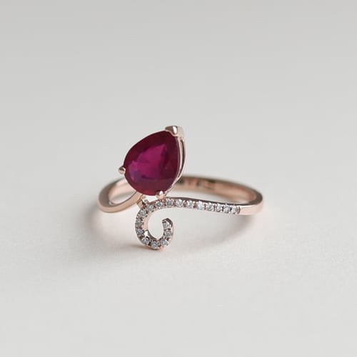 Originální zásnubní prsten s rubínem a diamanty Cael