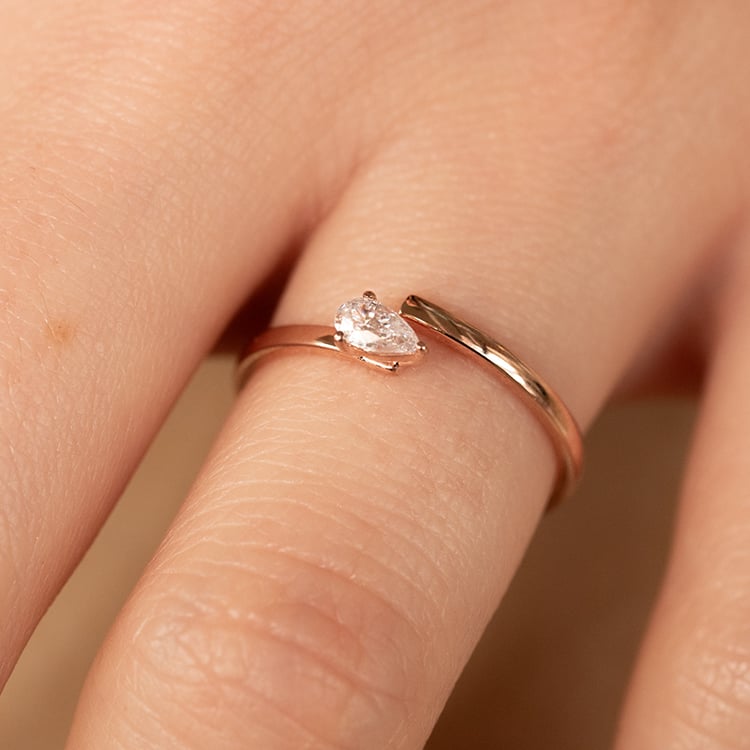 Atypický zásnubní prsten s lab-grown pear diamantem Hazel 137610