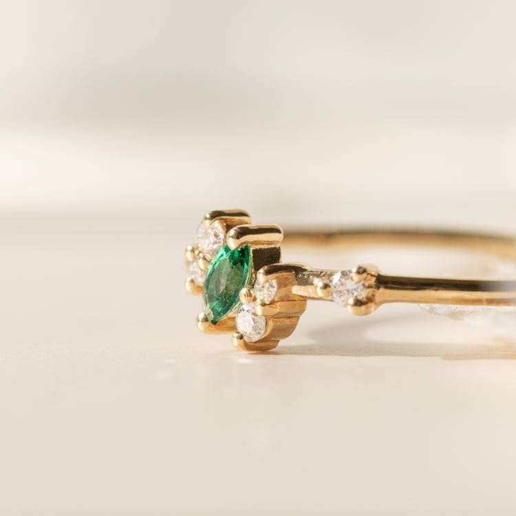 Stříbrný cluster prsten s lab-grown smaragdem a diamanty Kasen 138991