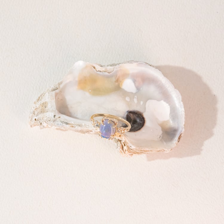 Zlatý zásnubní prsten s opálem a diamanty Zahara 101125