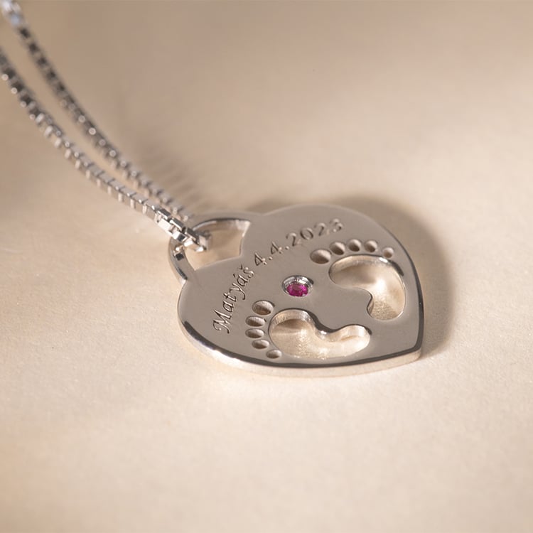 Stříbrný přívěsek dětské nožičky s gravírem a drahokamem dle výběru Olivia 120280