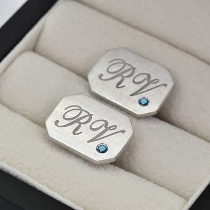 Stříbrné manžetové knoflíčky s gravírem a modrými diamanty Valetta