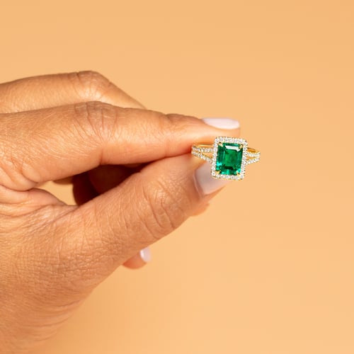 Zlatý halo prsten s emerald lab-grown smaragdem a diamanty Ralph