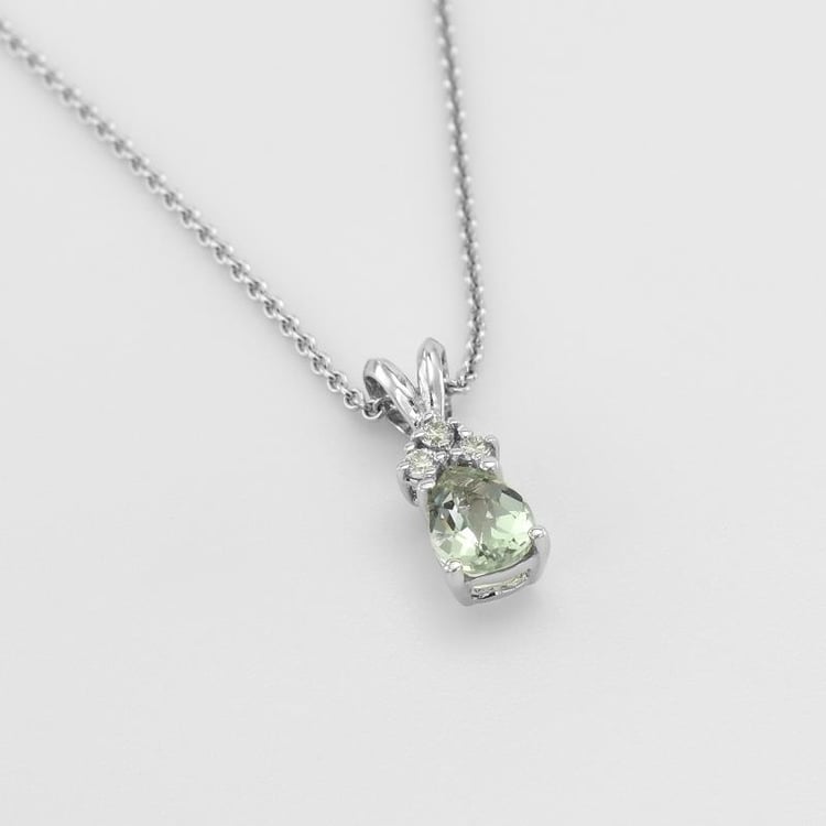 Náhrdelník se zelenou ametystovou slzou a diamanty 50628