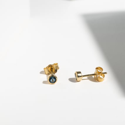 Minimalistické bezel náušnice s londýnskými topazy Tofine