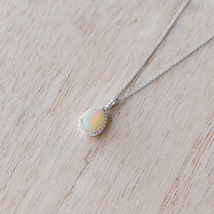 Přívěsek s bílým opálem a diamanty 60662