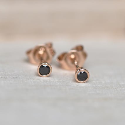 Minimalistické bezel náušnice s černými diamanty Tofine