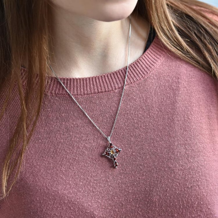 Náhrdelník ve tvaru křížku zdobený granáty 38159