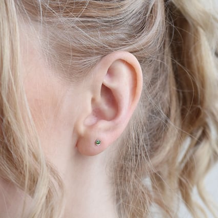 Minimalistické bezel náušnice se zelenými diamanty Tofine