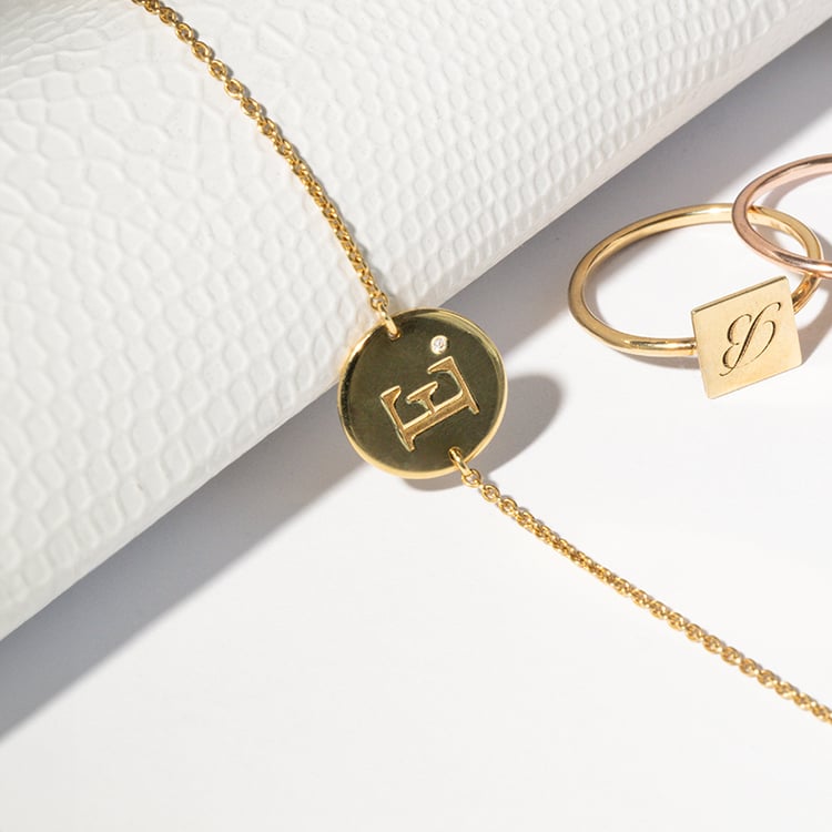 Zlatý náramek s diamantem a s gravírem písmene Dian 142395