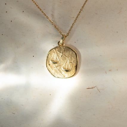 Zlatý přívěsek se symboly znamení zvěrokruhu Váhy