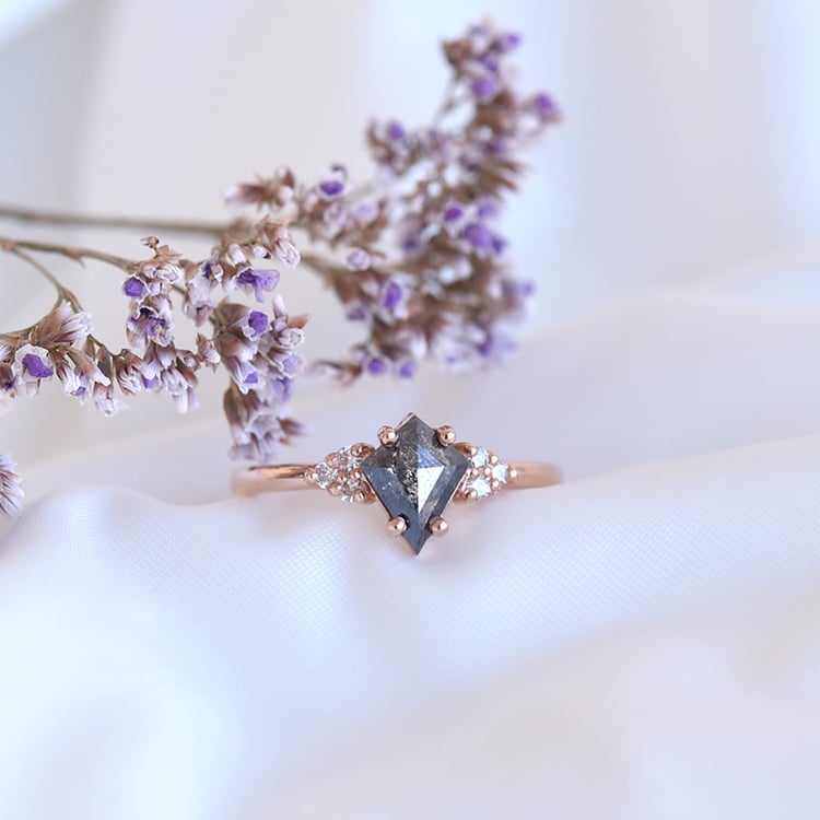 Jedinečný prsten se salt and pepper diamantem a postranními diamanty ze zlata 80953