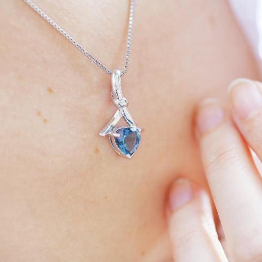 Topazové srdce ve stříbrném náhrdelníku 14367