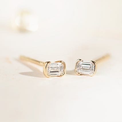 Minimalistické zlaté peckové náušnice s emerald lab-grown diamantem Agata