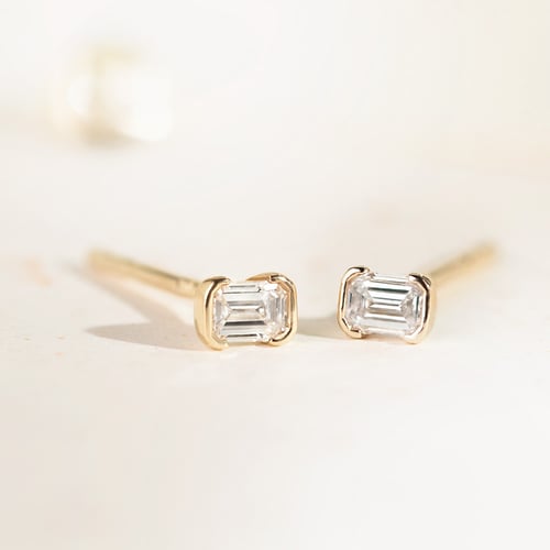Minimalistické zlaté peckové náušnice s emerald lab-grown diamantem Agata