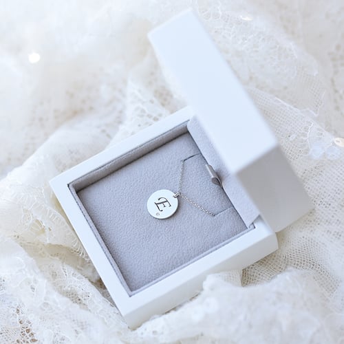Platinový přívěsek s diamantem a gravírem písmene Sager