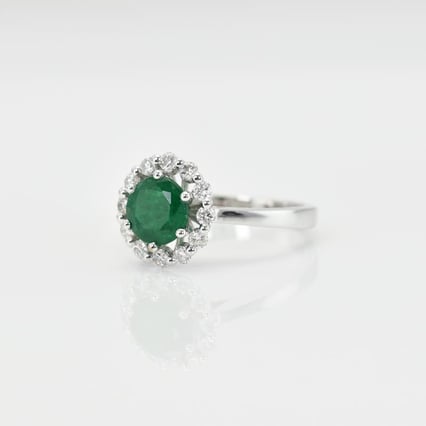 Smaragd v diamantovém prstenu Maceo