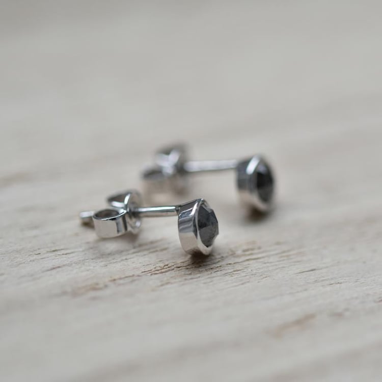 Zlaté bezel náušnice se salt'n'pepper diamanty 43469