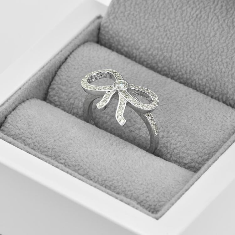 Zlatý prsten s diamantovu mašličkou 45274