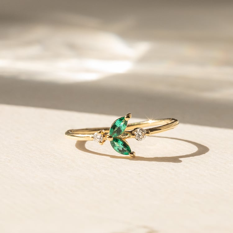 Stříbrný cluster prsten s lab-grown smaragdy a diamanty Chace 138725