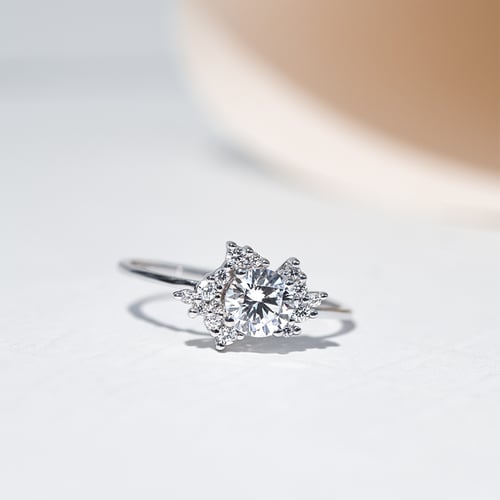 Atypický cluster zásnubní prsten s moissanitem a lab-grown diamanty Talisha