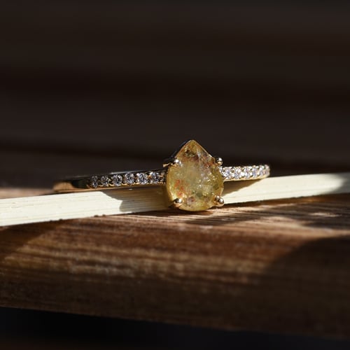 Dokonalý zásnubní prsten se žlutým pear diamantem Natela