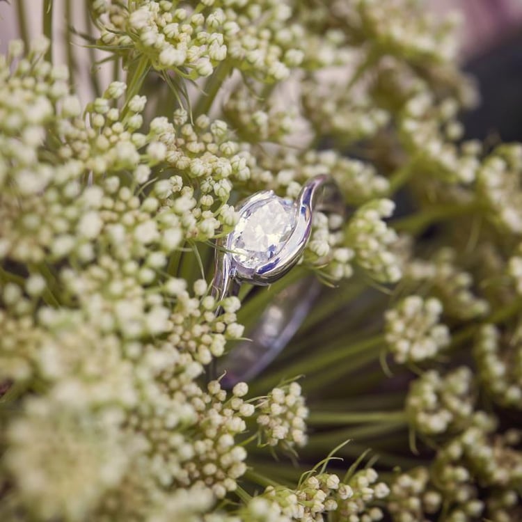 Zásnubní prsten s oválným diamantem 12350