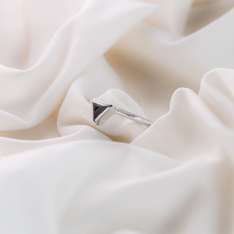 Zlatý prsten s černým trojúhelníkovým diamantem Daslis 129180