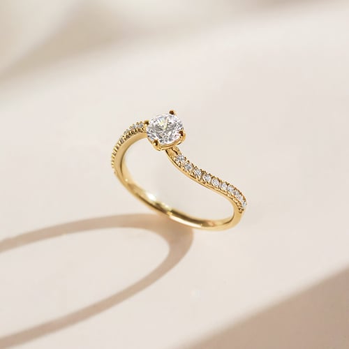 Atypický zásnubní prsten s round moissanitem a lab-grown diamanty Elise