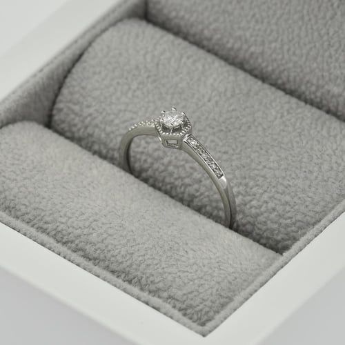 Stříbrný prsten s postranními lab-grown diamanty Plautine