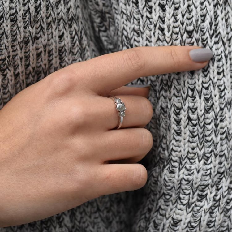 Zlatý zásnubní prsten s třemi salt and pepper diamanty Tornegen 49004