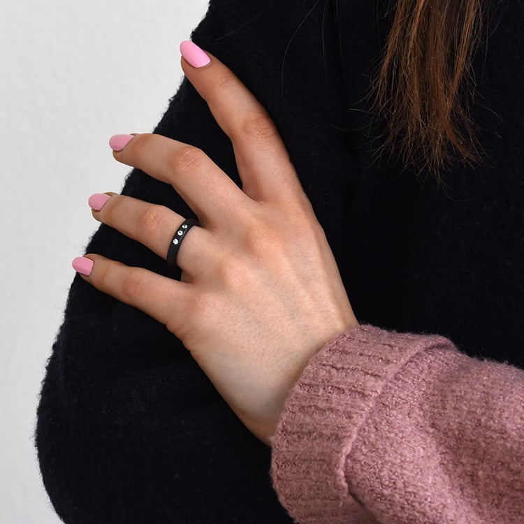 Plochý karbonový snubní prsten se zkosenými hranami a lab-grown diamanty Rayrom 130288