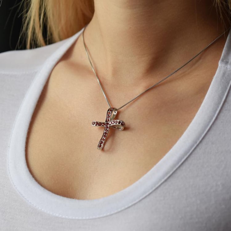 Křížek ze stříbra s granáty 13451