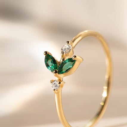 Cluster prsten s lab-grown smaragdy a diamanty Chace