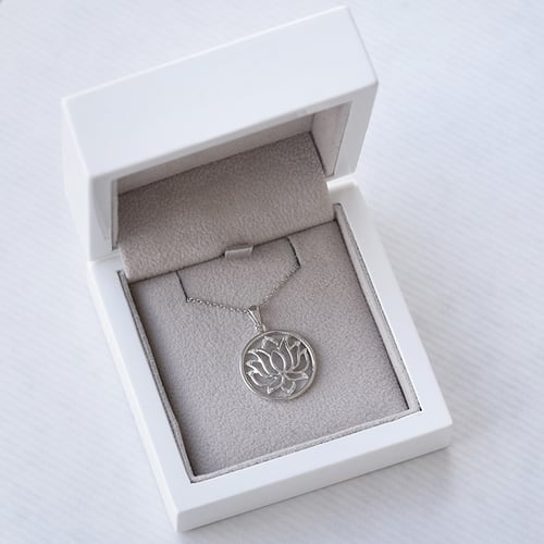 Stříbrný přívěsek lotos s lab-grown diamanty Yule