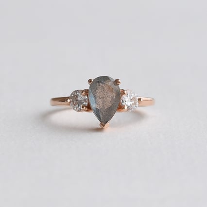 Zásnubní prsten s labradoritem a moissanity Nanon