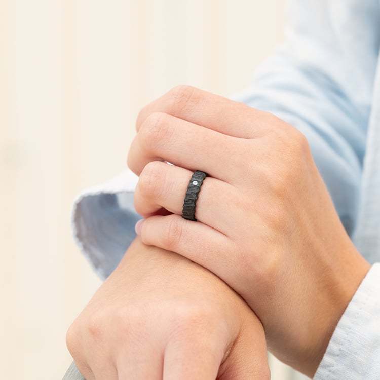 Karbonové snubní prsteny s nerovným povrchem a diamantem Soren 144089