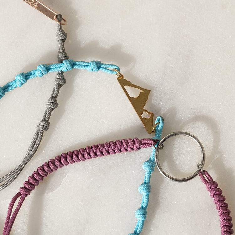 Provázkový náramek se symbolem Karma 136800