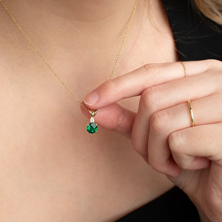 Zlatý přívěsek se smaragdem a diamantem Emolyna 135517