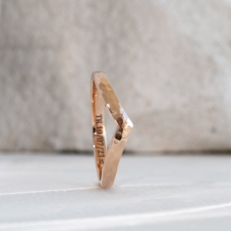 Vykrojený tepaný snubní prsten Yenka 122607