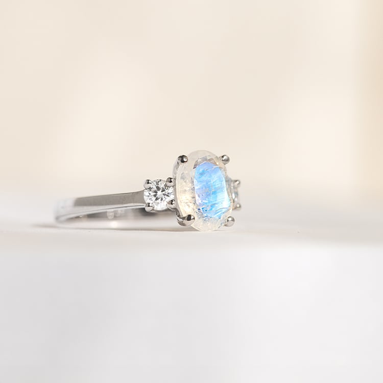 Zlatý prsten s měsíčním kamenem a moissanity Letty 144035