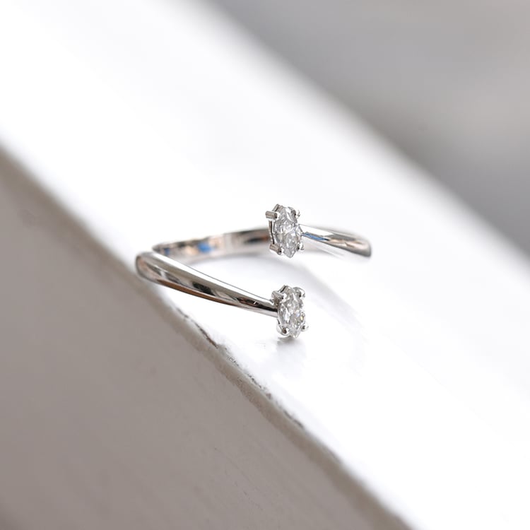 Netradiční diamantový prsten z bílého zlata zlata 84403