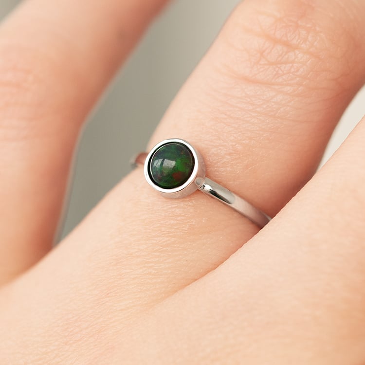 Zlatý minimalistický prsten s černým opálem Stowy 134687